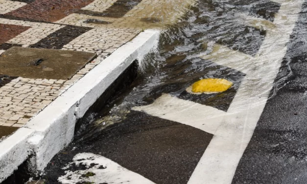 Cagece alerta sobre infração de destinar água de chuva às redes de esgoto