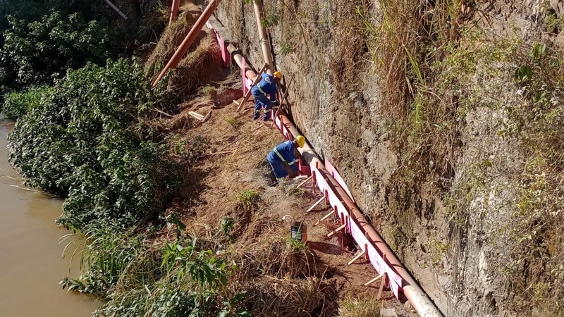 content_na_foto_trabalhadores_estao_instalando_os_interceptores_ao_lado_do_rio_caratinga rio_caratinga